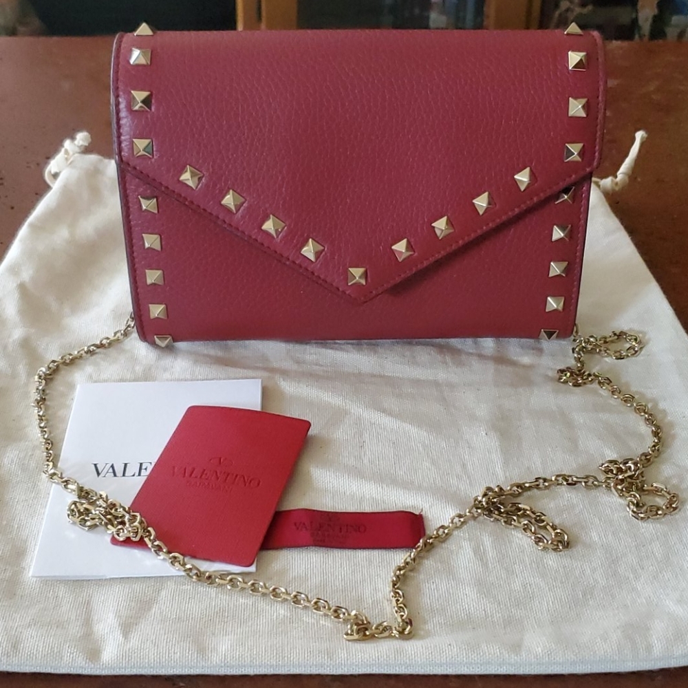 VALENTINO GARAVANI ROCKSTUD WALLET ON CHAIN ❤